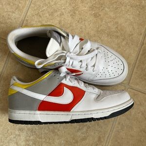 Nike tennis shoes. Good condition.